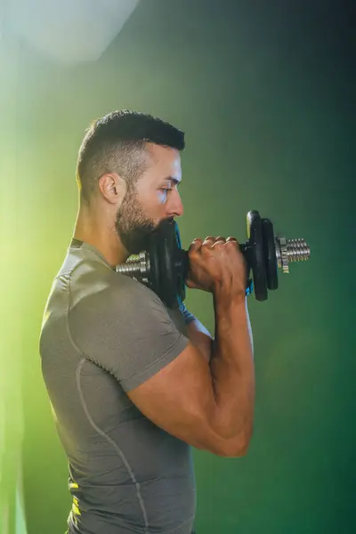Colpo Bodybuilder Muscolare Che Duro Allenamento Con Manubri — Foto Stock