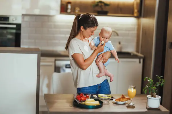 Multitasking Mum Holding Feeding Her Baby While She Makes Healthy — Stock Photo, Image