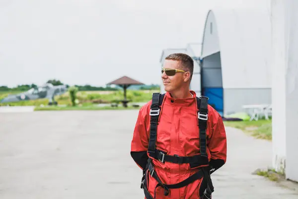 最初のタンデムスカイダイビングジャンプの準備パラチューター — ストック写真