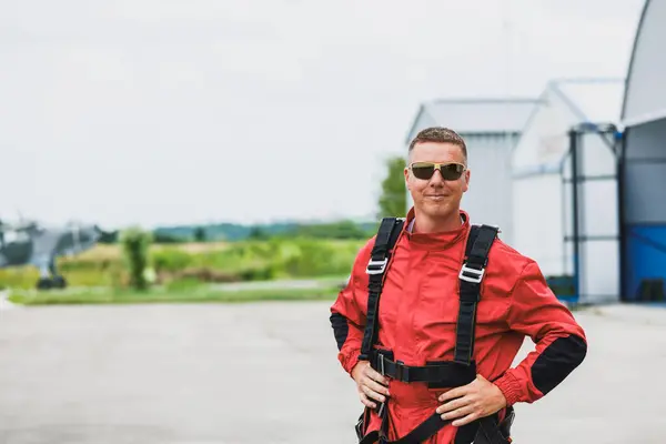 タンデムスカイダイビングジャンプの準備をするパラシュート — ストック写真