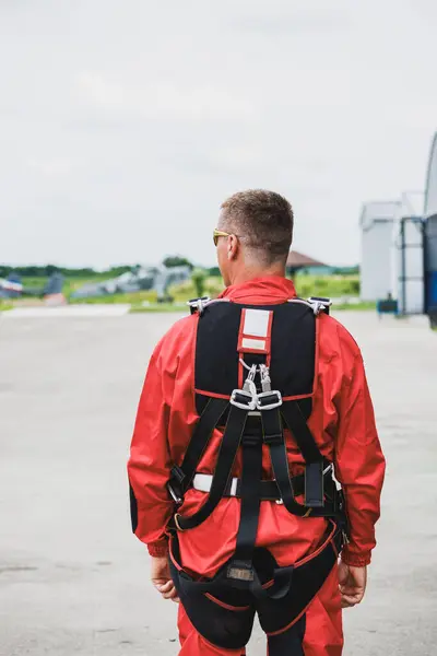 Vue Arrière Parachutiste Costume Avec Des Ceintures Attachées Tout Préparant — Photo