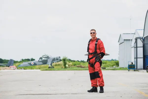 Spadochroniarz Pozujący Lotnisku Przygotowujący Się Skoku Spadochronem Tandemowym — Zdjęcie stockowe