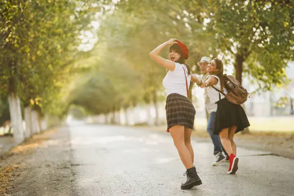 Three Beautiful Cheerful Friends Having Fun While Walking Sunny Avenue — Stok fotoğraf