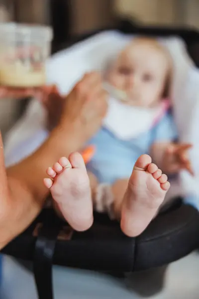 Cortado Tiro Bebé Pies Desnudos Como Mamá Irreconocible Alimentándola Casa Imagen de archivo