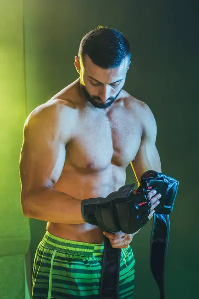 Studioaufnahme Eines Muskulösen Mannes Ohne Hemd Der Nach Dem Boxtraining Stockbild