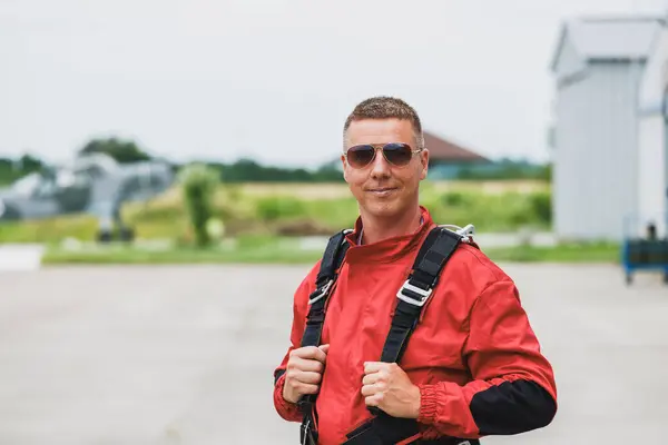 最初のタンデムスカイダイビングジャンプのために準備するパラシュートの肖像画 ストック写真
