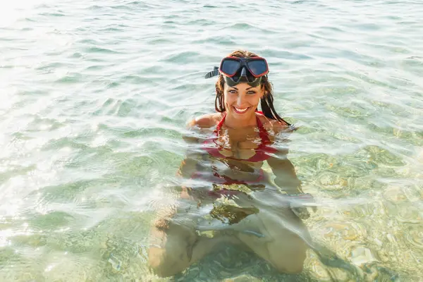 海でリラックスしたスキューバマスクの美しい若い女性 彼女は笑顔で カメラを見ている ストック写真