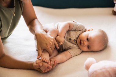 Tanımlanamayan bir annenin evde vakit geçirmesi ve güzel kızına bakması..