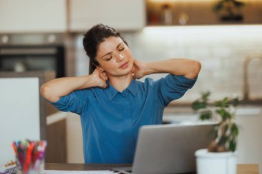 Genç bayan girişimci iş yerinde çalışırken boynu ağrıyormuş..