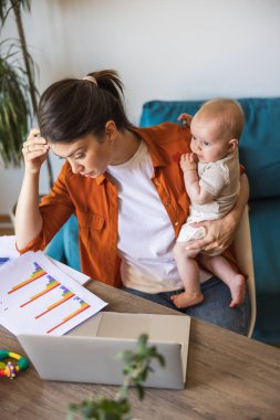 Hokkabazlık işi ve ailesi onu bitkin ve hayal kırıklığına uğrattı..