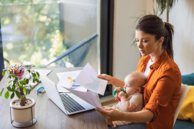 Kızına evde bakıcılık yaparken meşgul genç bir annenin vurulması..