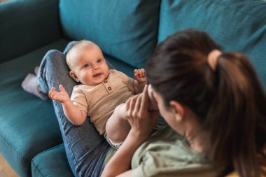 Sevimli kız ve annesi evde eğleniyor ve eğleniyorlar..