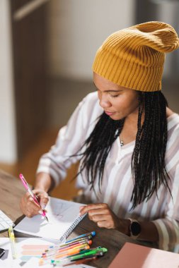 Ev ofisinde çalışan Afrikalı tasarımcı kadın..