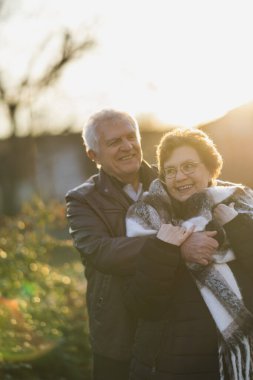 Sevgili son sınıf çifti, kış günü birlikte yürüyüş yaparken bir arada duruyorlar..