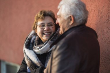 Sevgi dolu yaşlı çift, bir kış günü emeklilik tatilinde bir anlık kahkaha, sevgi ve ilgi dolu bir an yaşıyor..
