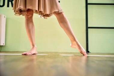 Dans pozisyonunda bir kadın ayağının yakın çekimi..