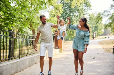 Aile dışarıda eğleniyor. Birlikte eğleniyoruz..