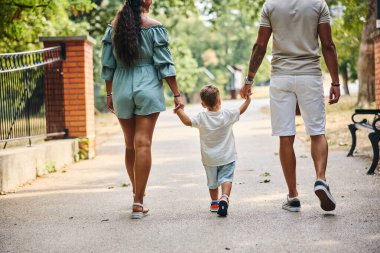 Aile parkta eğleniyor. 