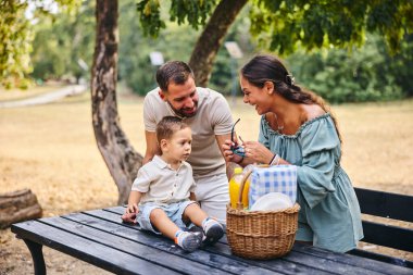 Aile piknik hazırlarken doğanın tadını çıkarır. 