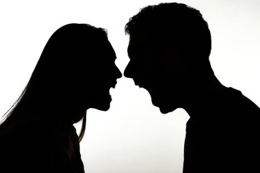 Çift şiddeti silueti. Birbirlerine bağırırken öfkelerini ifade ediyorlar..