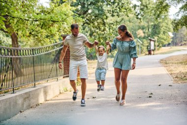 Genç bir aile oğluyla dışarıda eğleniyor..