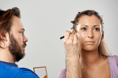 Profesyonel makyaj sanatçısı bir kadına makyaj yapıyor.. 