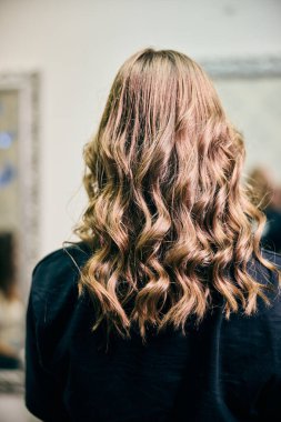 Bir kadının profesyonel kıvırcık saçlarının arkası..