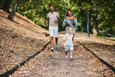 Onlar doğada eğlenirken mutlu çocuk ailesinden kaçıyor.