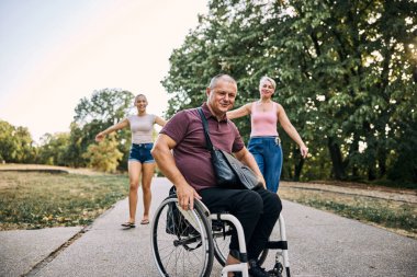 Mutlu bir aile parkta eğleniyor. Babam tekerlekli sandalyede.. 