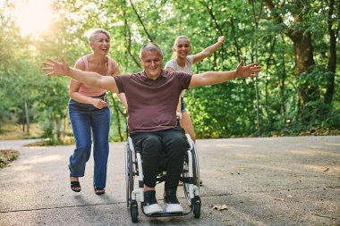 Mutlu bir aile güneşli bir günde parkta yürürken eğleniyor.. 