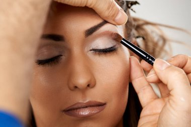 Göz farı süren çok değerli profesyonel bir makyaj sanatçısı.. 