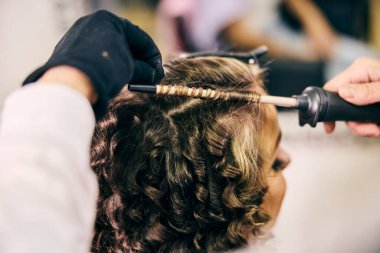 Müşteri rahatlatıcı bir güzellik tedavisinden hoşlanıyor.. 