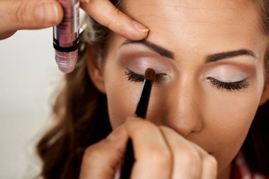 Göz farı süren çok değerli profesyonel bir makyaj sanatçısı.. 