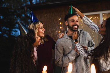 Arkadaşlar doğum gününü gülümseme, sarılma ve mutlulukla kutlarlar.