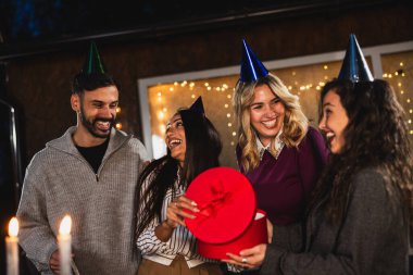 Doğum günü kızı bir doğum günü partisi sırasında arkadaşlarıyla hediyeleri açar..
