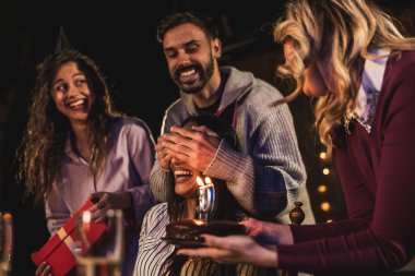 Arkadaşlar arkadaşlarının doğum günü için bir sürpriz hazırladılar..