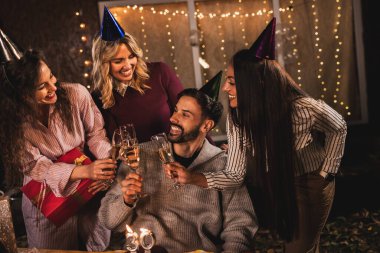 Arkadaşlar arkadaşlarının doğum günü için bir sürpriz hazırladılar..