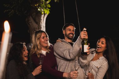 Mutlu arkadaşlar şampanya açın, kadeh kaldırın ve eğlenin..