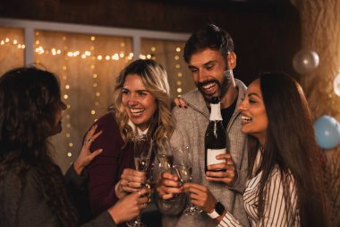 Mutlu arkadaşlar şampanya açın, kadeh kaldırın ve eğlenin..