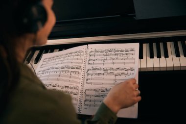 Odaklanırken ve evde yaratıcı fikirleri olan güzel bir kadın.. 