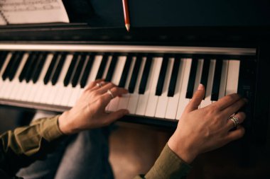 Piyano çalan kadına yakın çekim 