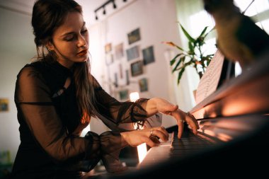 Evde tutkulu bir şekilde piyano çalan ve anın tadını çıkaran bir kadın.. 