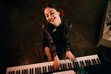 Kızıl saçlı güzel bir kadının evde tutkuyla piyano çalması.. 