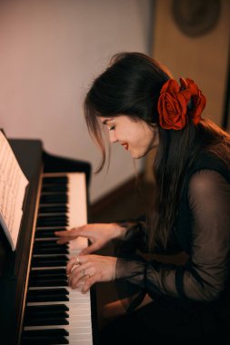 Kızıl saçlı güzel bir kadın evde tutkuyla piyano çalıyor.. 