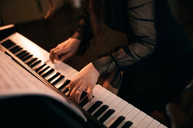 Kadın elleri evde tutkulu bir şekilde piyano çalıyor.. 