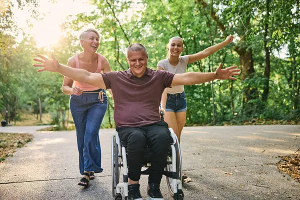 Mutlu bir aile güneşli bir günde parkta yürürken eğleniyor.. 