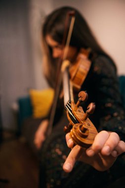 Güzel kemancı rahatlatıcı ve sakin.