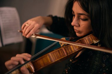 Sınavlara çalışmaya ara verilirken kemancı keman çalıyor ve bundan zevk alıyor.