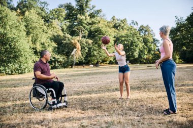 Mutlu bir aile güneşli parkta badminton oynarken eğleniyor.. 