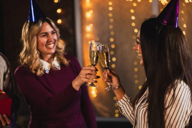 Bir grup genç bir doğum günü partisinde şampanyayla kadeh kaldırıyor..